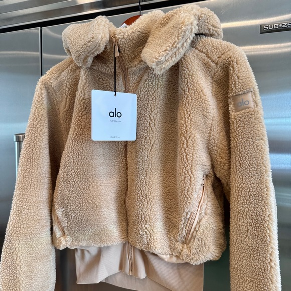 NWT Alo Yoga Foxy Sherpa Jacket in Tan Fleece Brand New - Picture 1 of 16
